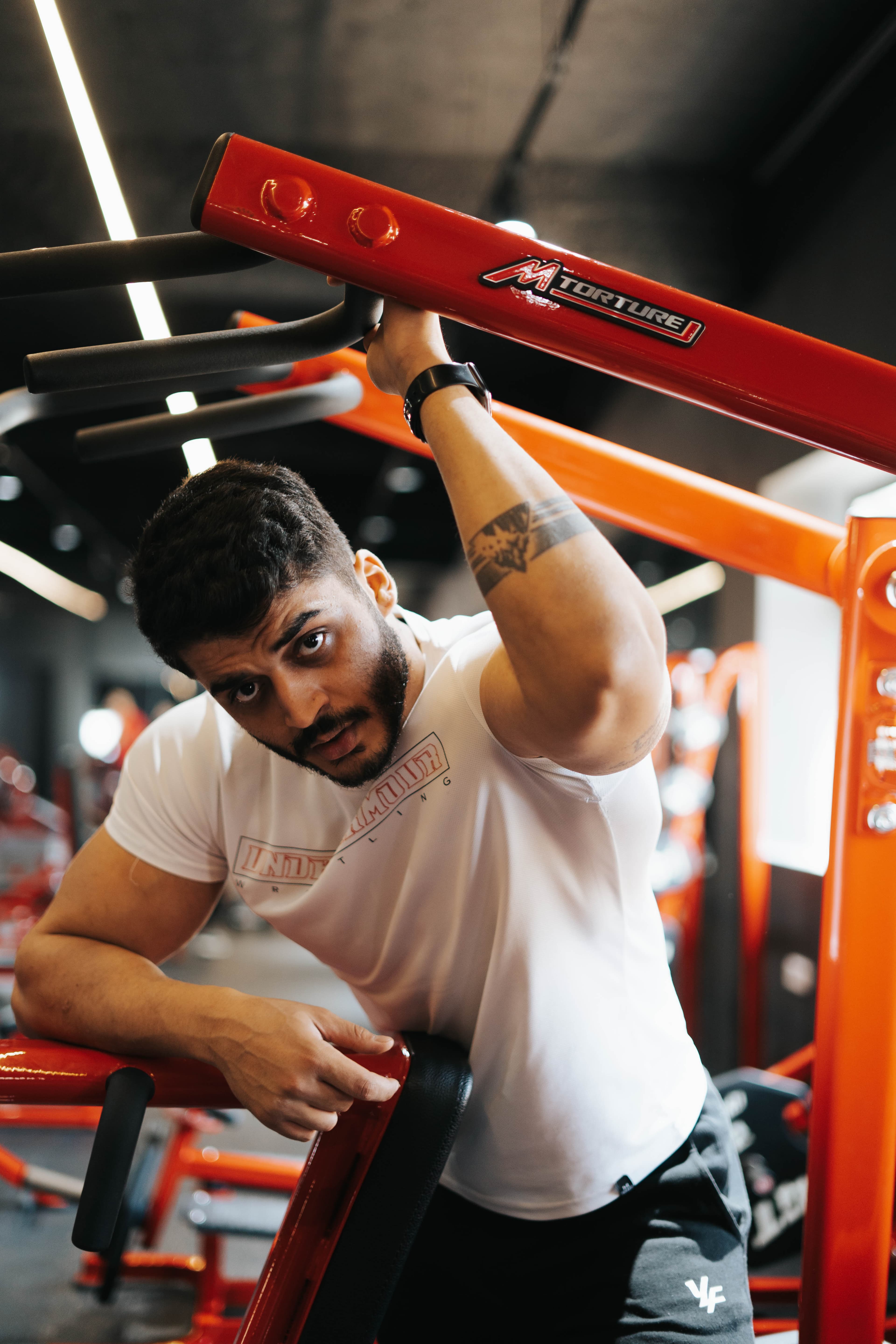 Omar on the shoulder press machine